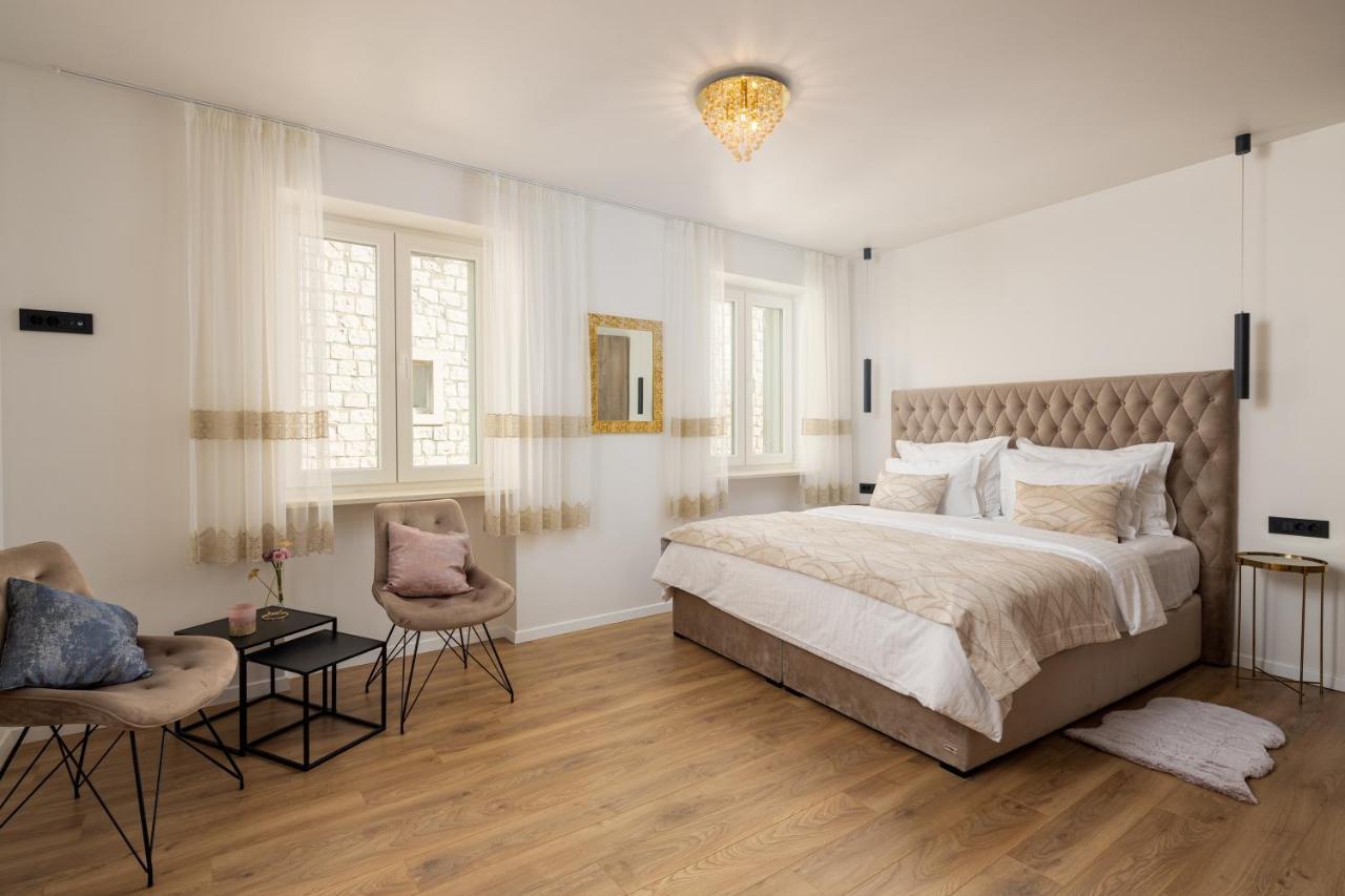 Luxury Duje *